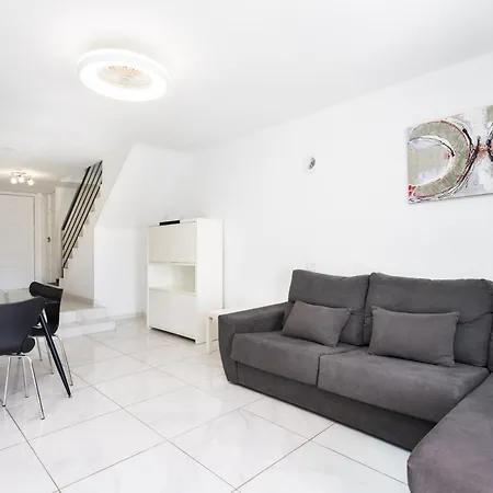 3 50m From The Americas Promenade With Heated Pool Appartement