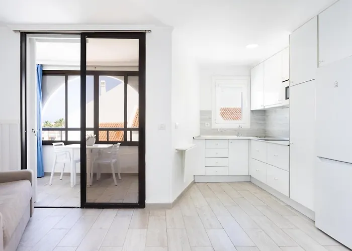 3 50m From The Americas Promenade With Heated Pool شقة أرونا