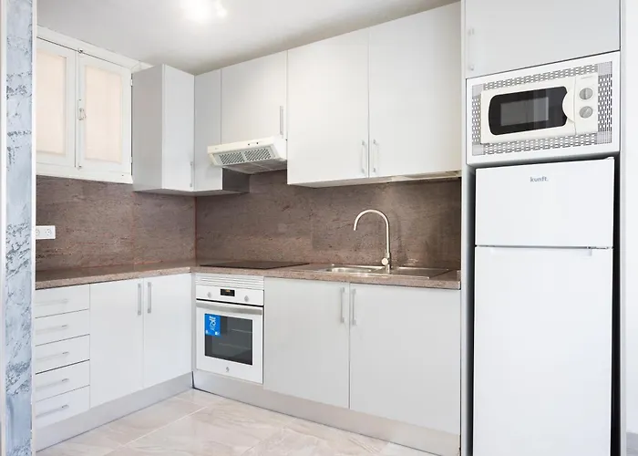 3 50m From The Americas Promenade With Heated Pool شقة أرونا