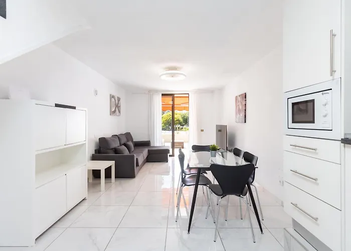 3 50m From The Americas Promenade With Heated Pool شقة أرونا